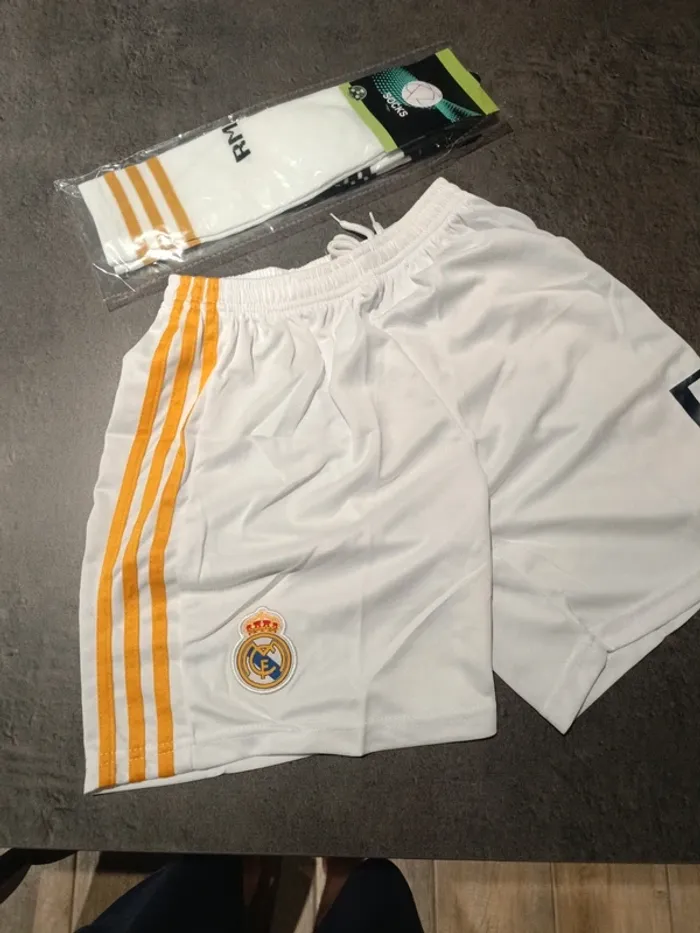 Tenue foot Real Madrid Jude Bellingham blanc. T.28 - photo numéro 3
