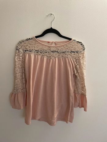 T-shirt rose pâle avec dentelle