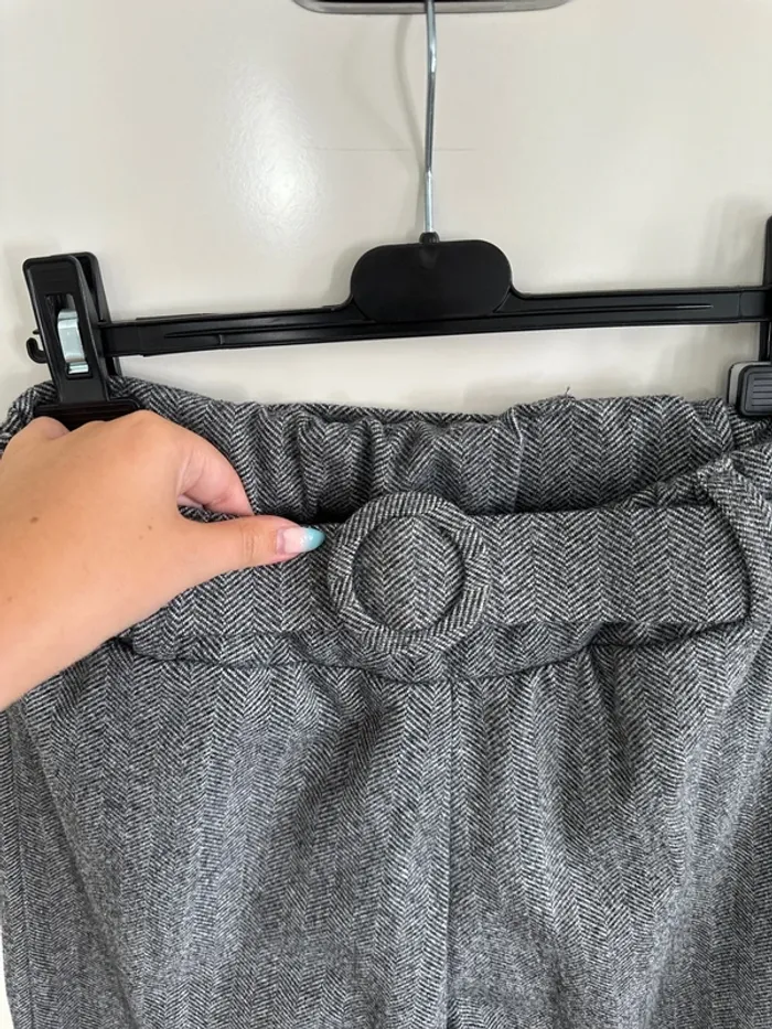 Pantalon gris avec ceinture - neuf - photo numéro 2