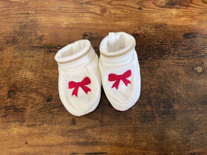 Chaussons de naissance avec noeuds rouges