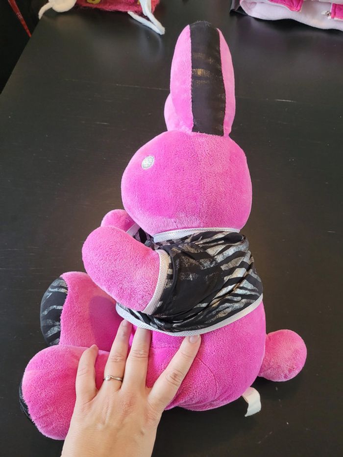 Grosse peluche lapin rose et noir - photo numéro 3