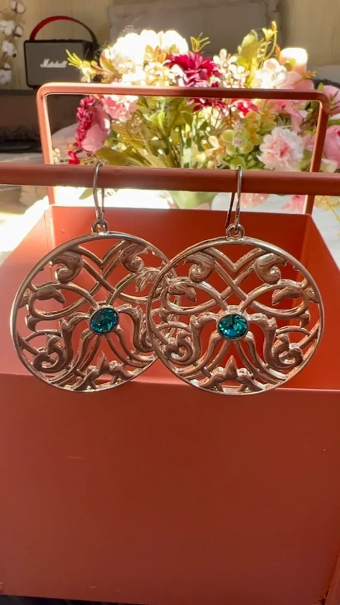Boucles d’oreilles rondes ajourées argentées avec strass bleu – Pilgrim - photo numéro 2