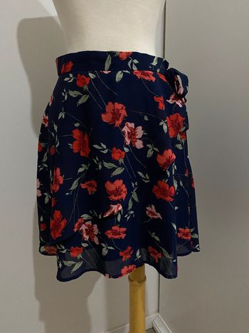 Jupe portefeuille bleue fleurie Missguided