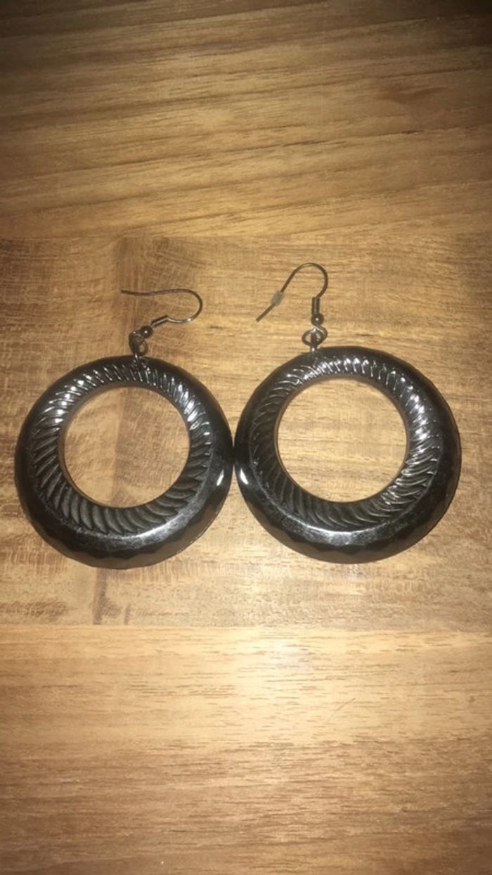 Jolies boucles d’oreilles fantaisie gris métallisé