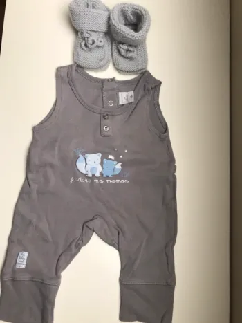 Ensemble 1 mois salopette légère avec chaussons tricotés