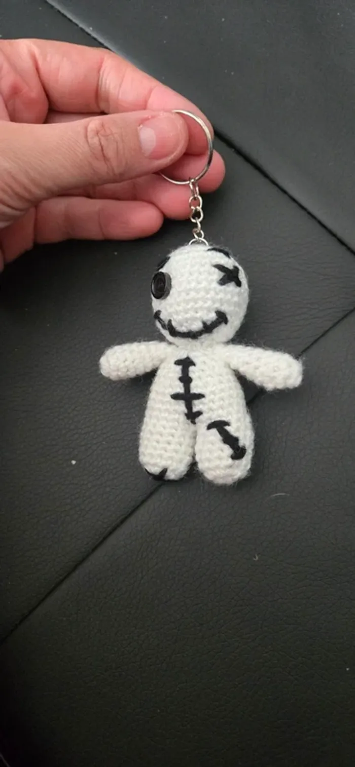 Porte clef amigurimi zombie noir et blanc neuf - photo numéro 7