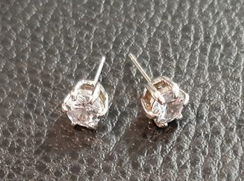 Très jolies puces d'oreilles neuves en acier inoxydable et oxydes de zirconium