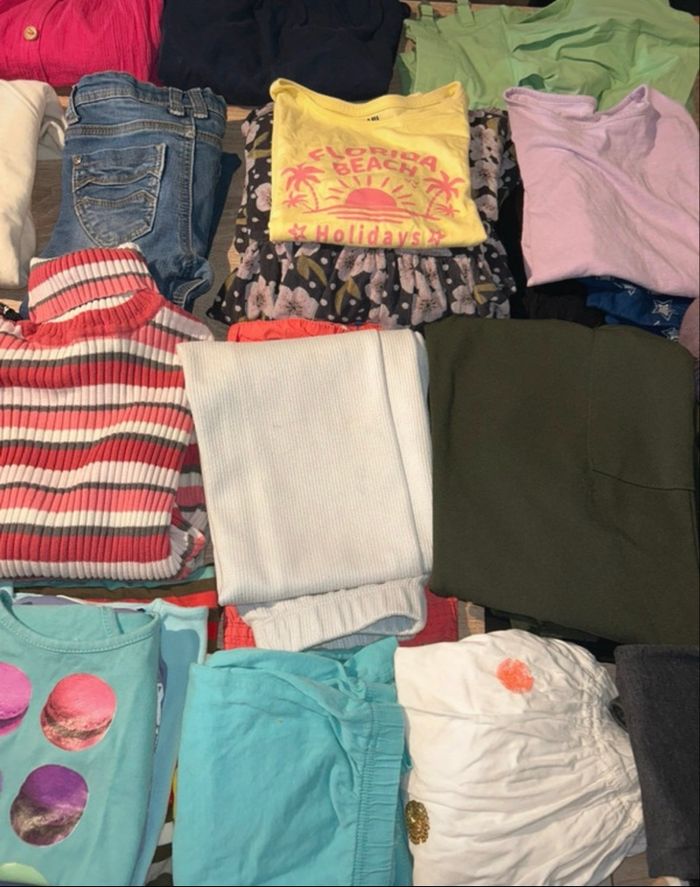 Je vous propose un lot de 48 vêtements fille - photo numéro 4