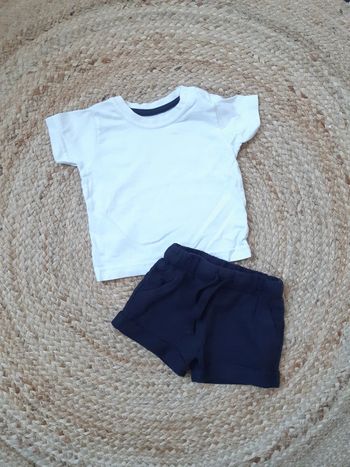 Tenue tee shirt blanc et short