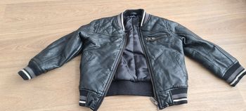Superbe blouson noir taille 4 ans