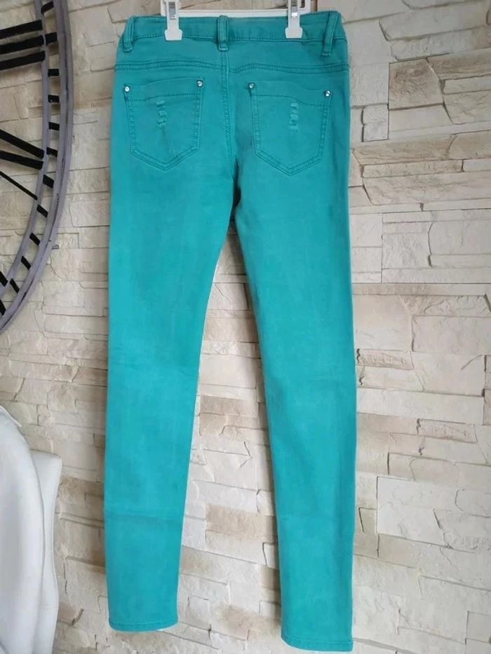 Jean femme effet used monday denim 34 tbe 2 micro tâches aux fesses à peine visible porté 1 fois - photo numéro 3