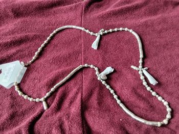 Collier long 41 cm . Perles gris vert.
