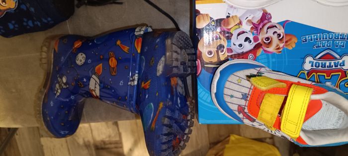 Vont jouer pour enfant de 2 à 8 ans vêtements neuf les chaussures n'ont jamais été utilisé ou très peu les chaussures adidas sont collector et je les vendrai pas en dessous de 20 € avec une paire au choix en plus ou un vêtement en plus les bottes ell - photo numéro 7