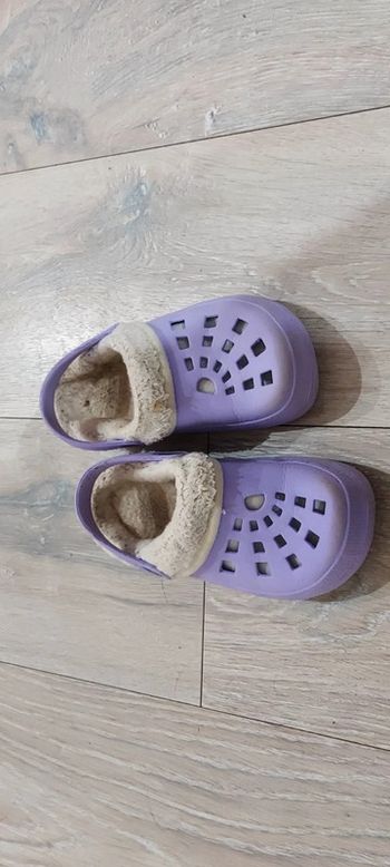Pantoufles style Crocs mauve doublée. Pointure 29
