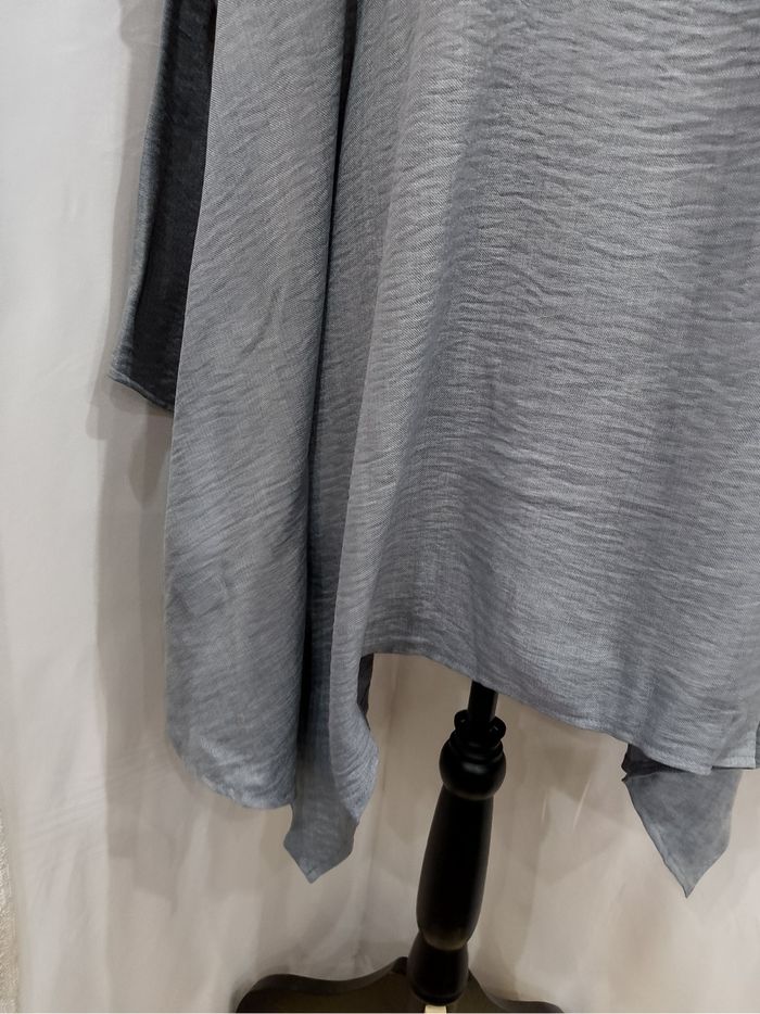 Chemise ample grise  grande taille 54 – col plissé, ourlet irrégulier et style nomade chic - photo numéro 2
