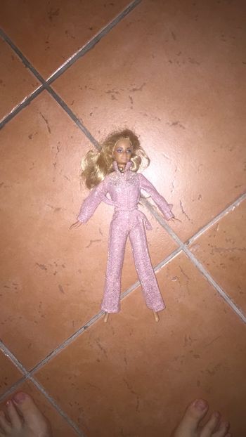 Poupée Barbie avec combinaison rose pale scintillante