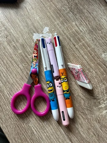 Lot fournitures scolaires les minion princesse Disney