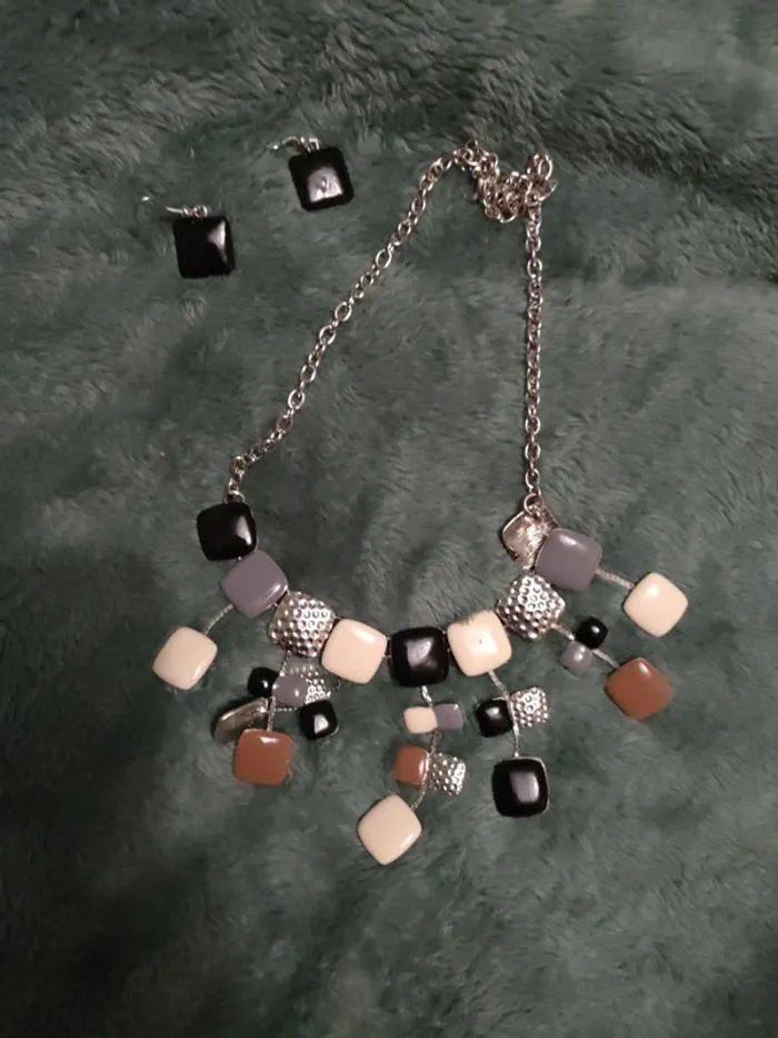 Collier et boucles d'oreilles