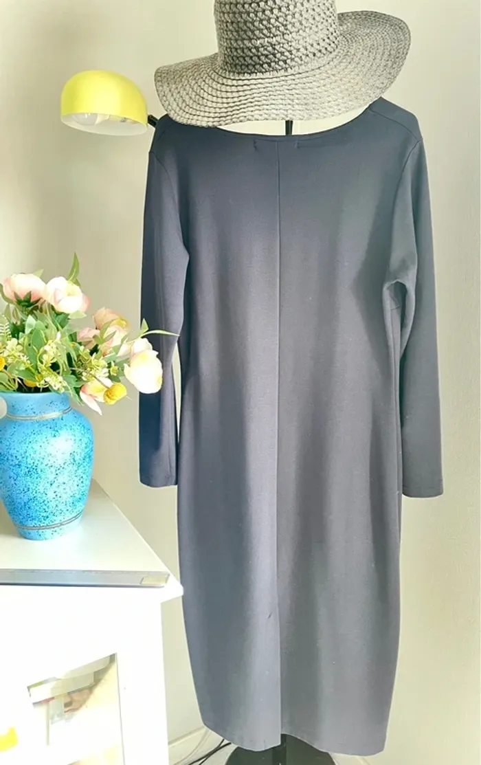 La robe bleue foncée - photo numéro 5