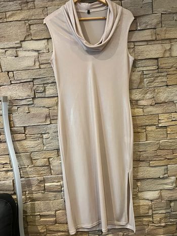 Robe moulante brillante et fendue taille L