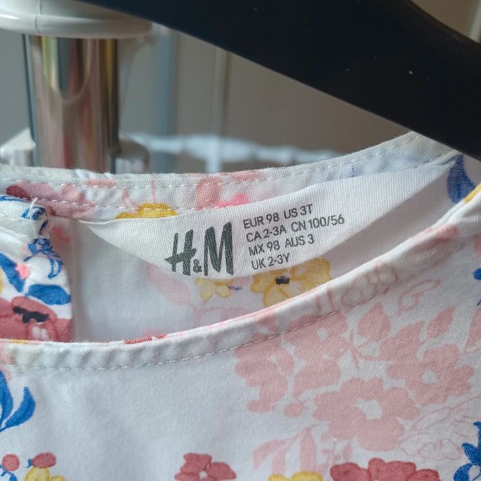 Jolie Robe H&M à fleurs 3 ans. - photo numéro 5