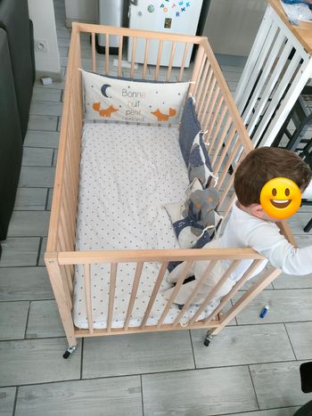 LOT : lit à barreaux+matelas+ draps+ moustiquaire etc 