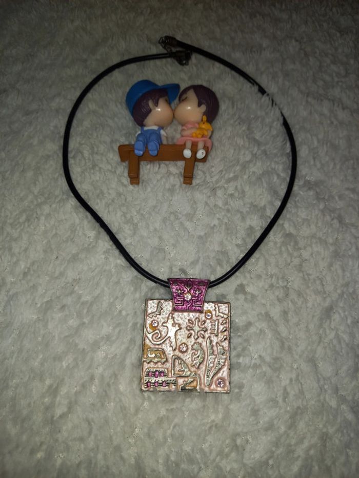 Collier rose ethnique carré