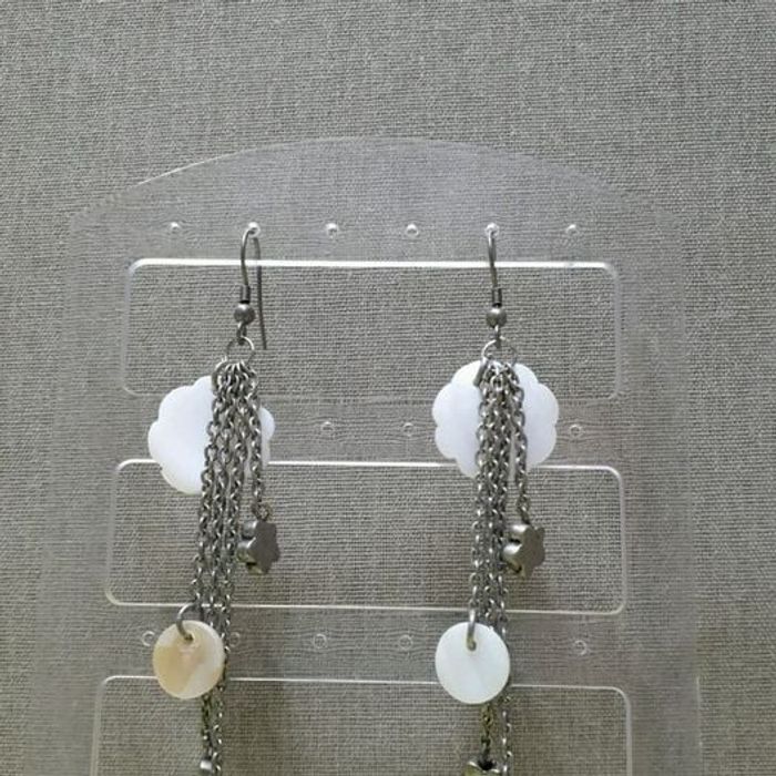 Boucles d'oreilles pendantes argenté et blanc