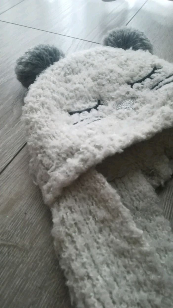 Bonnet avec écharpe intégrée - photo numéro 3