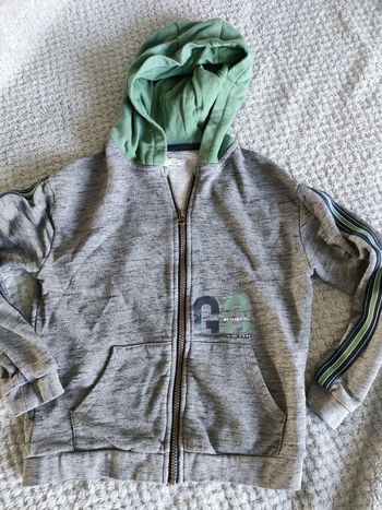 Gilet zippé à capuche