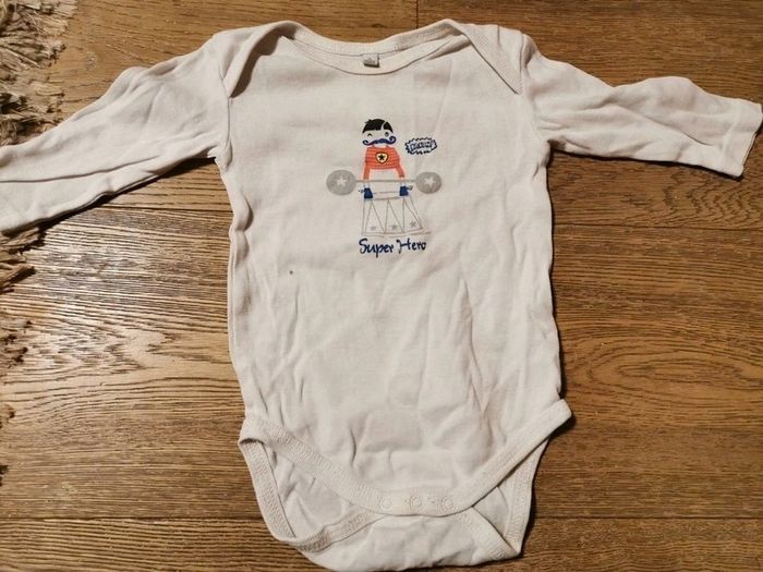 Lot Bodies ML super héro 9 mois - photo numéro 3