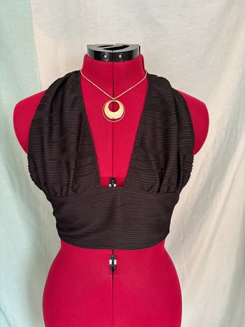 Magnifique crop top dos nu sexy noir décolleté plongeant