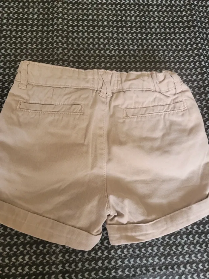Short 5/6 ans Très bon etat - photo numéro 3