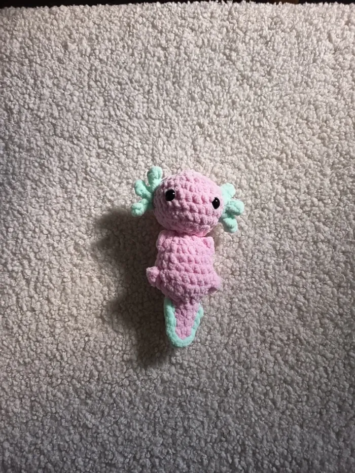 Peluche axolotl rose et vert d'eau crochet neuf - photo numéro 2