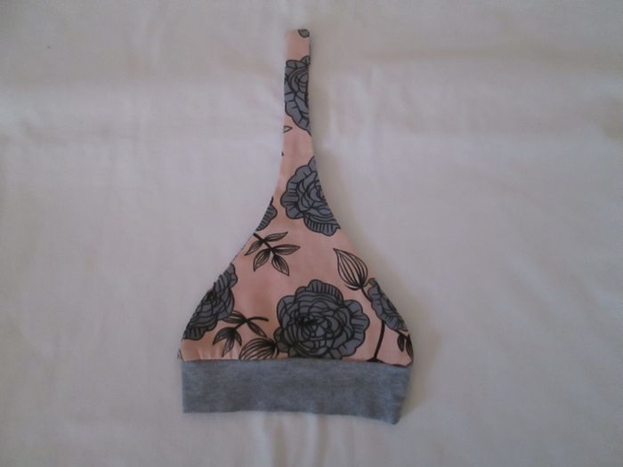 Bonnet rose fleurs grises