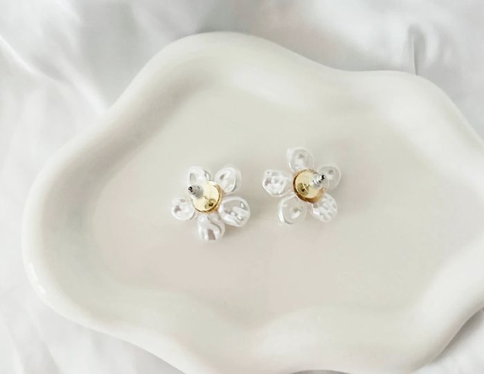 Boucles d’oreilles fleurs blanches perlées - photo numéro 2