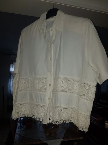 Chemise blanche dentelle.