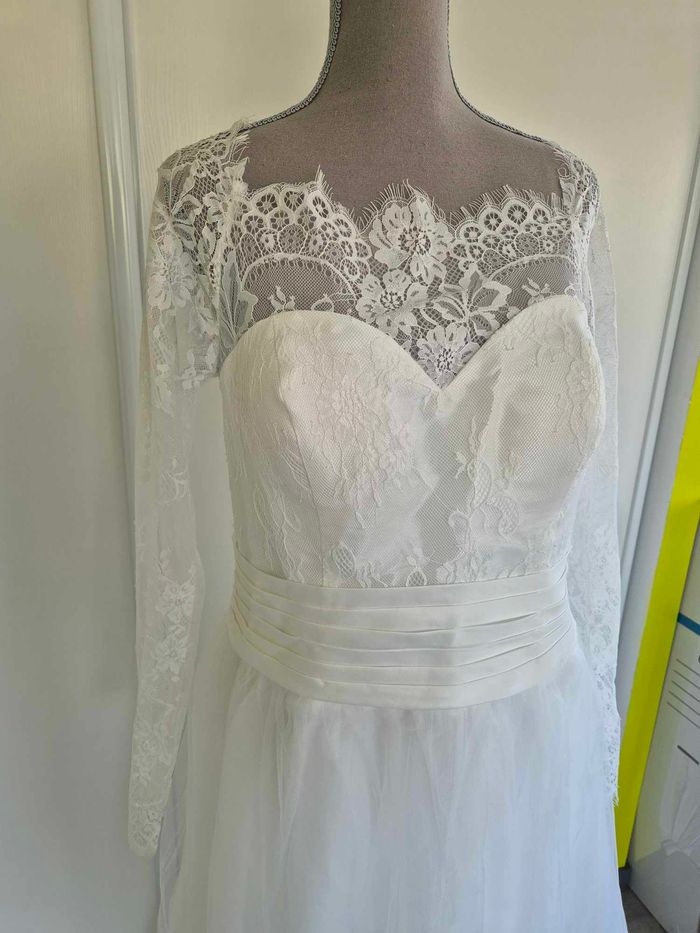 Robe de mariée avec manches en dentelle - photo numéro 2