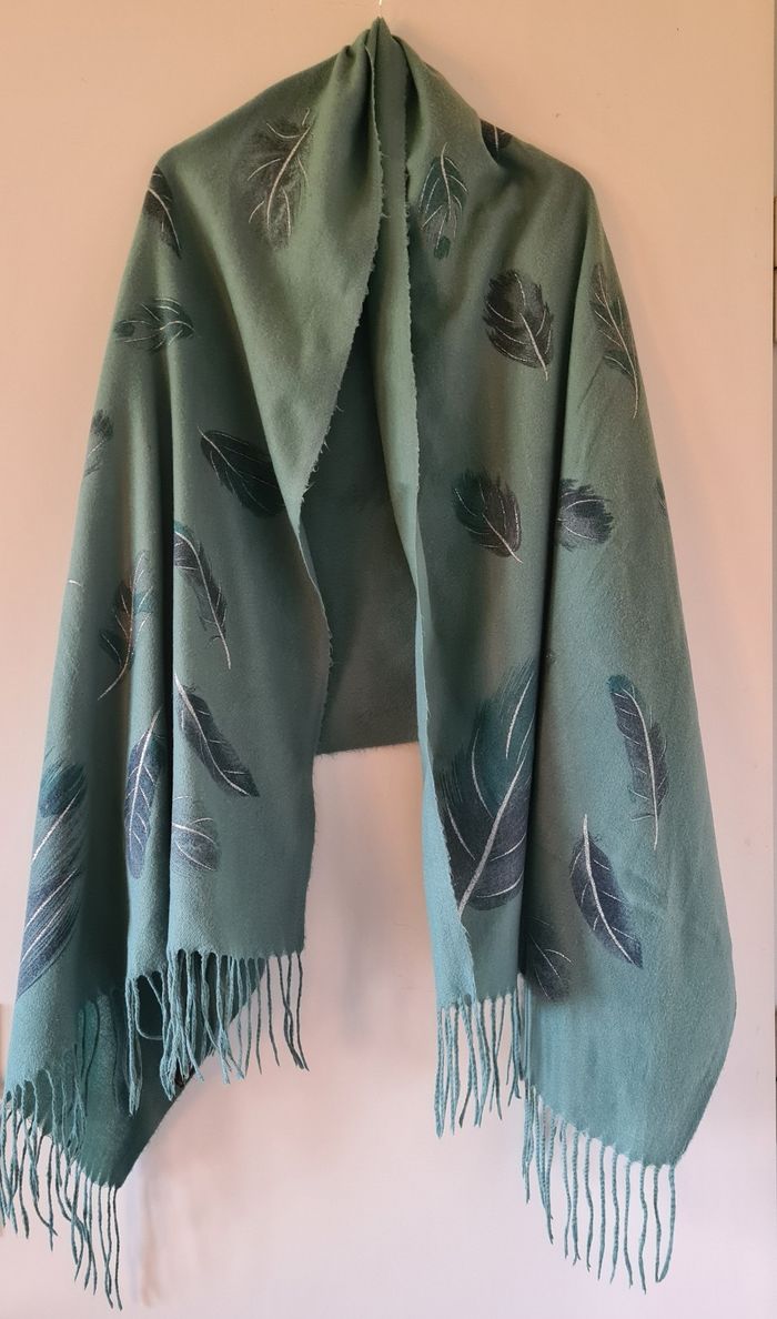 Grande écharpe verte motif feuilles