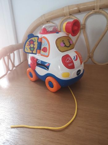 Voiture de police sonore et sensorielle