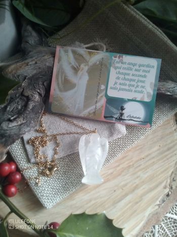 Collier ange en pierre de cristal de roche + carte