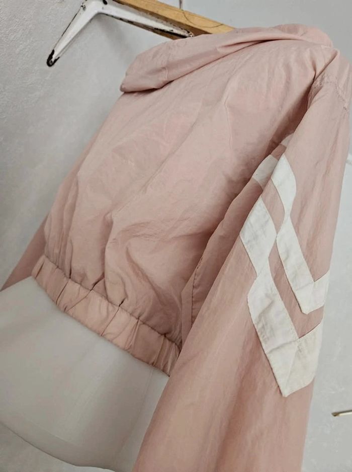 Veste imperméable, à capuche, manches
longues. Avec 2 poches.
Don't call me. Jennyfer.
Taille :XS - photo numéro 12