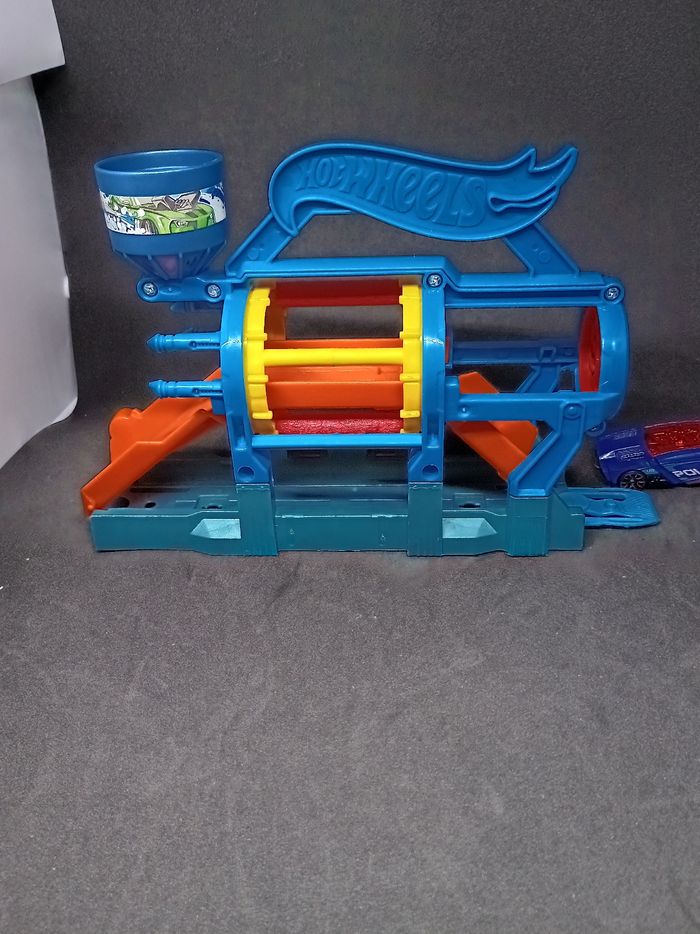 Piste circuit hotwheels avec sa voiture - photo numéro 3