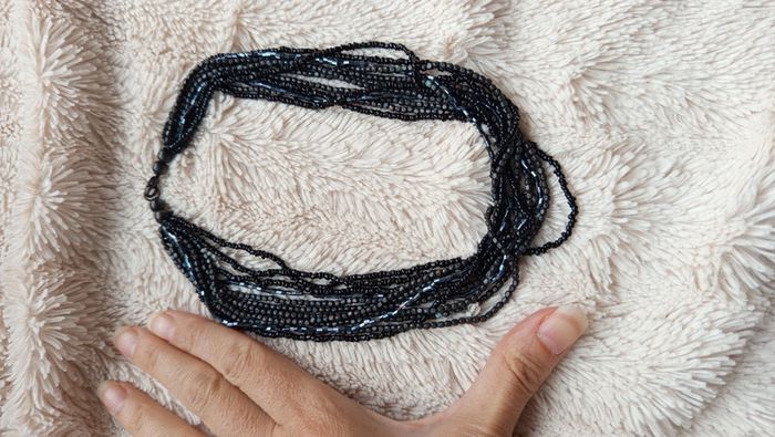Gros collier noir 🔸 perles entremêlées - photo numéro 3