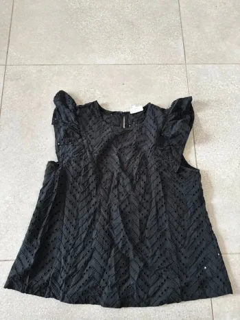 Haut noir Grace & Mila, taille M, bon état mais trace à nettoyer