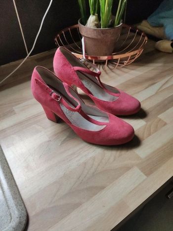 Escarpins rouge en daim pointure 37