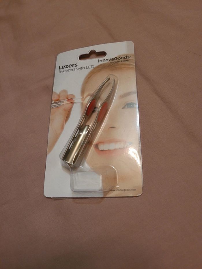 Pince à épiler avec lampe intégrée neuve