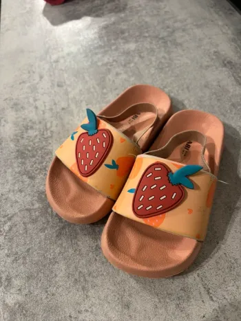 Claquettes fille taille 24 fraise