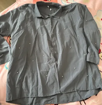 Chemise grise à perle