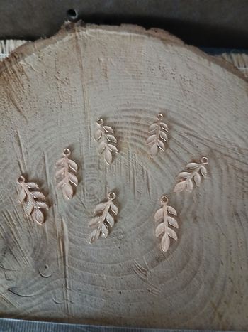 Lot de 16 pendentifs breloques feuilles doré